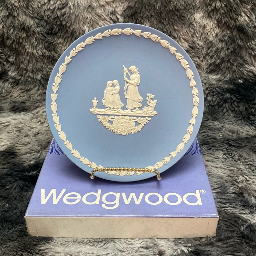 Vintage “Mother's Day Gift" Wedgwood Mother Plate
1972 Blue Jasper 6.5"
